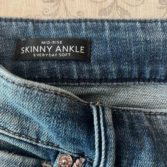 White House Black Market Mid-Rise Snake Trim Ankle Jeans Everyday Soft Sz 2 - Picture 10 of 14